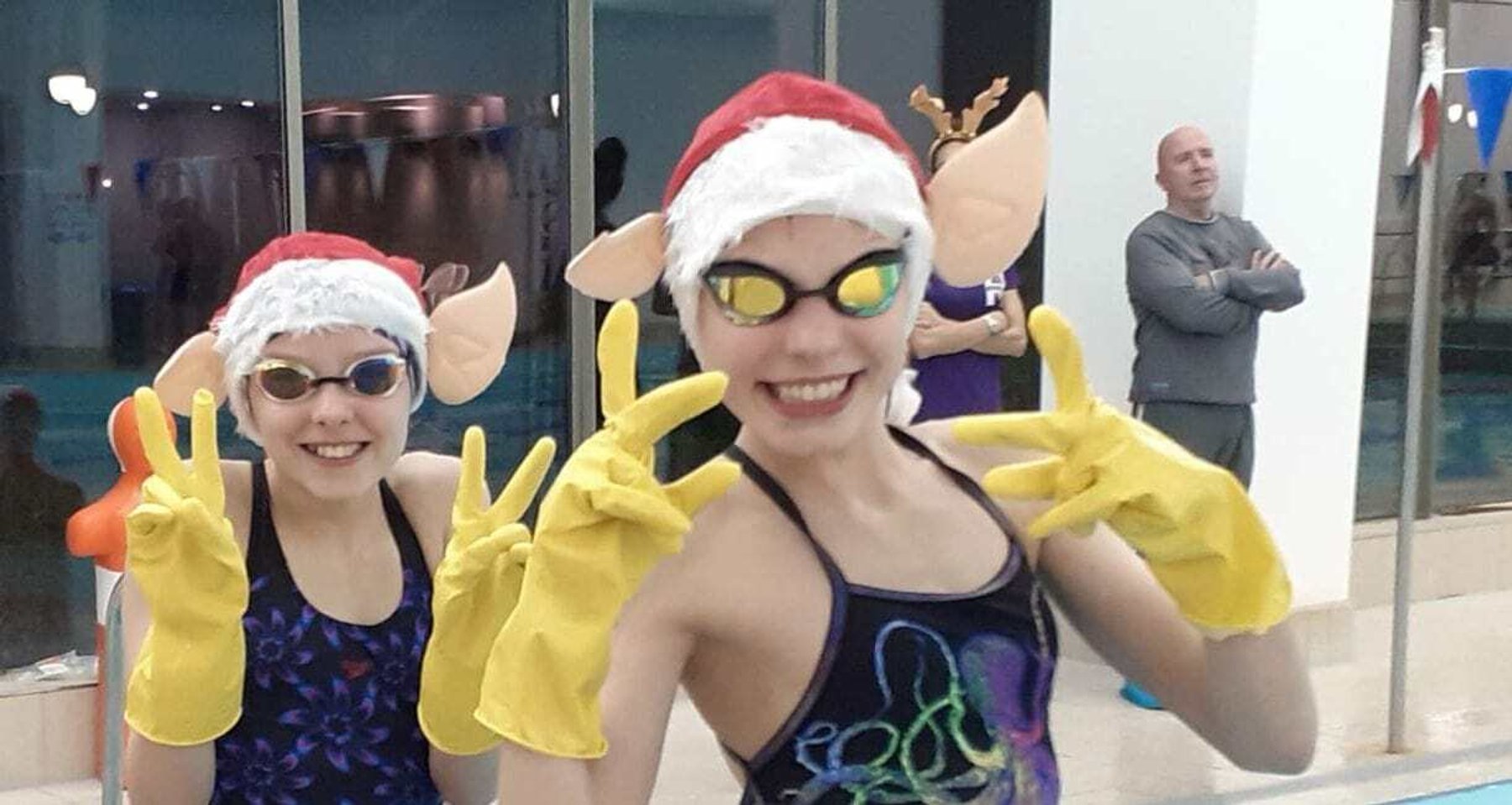 LBHSC swimmers in Santa hats and festive gloves at a Christmas session