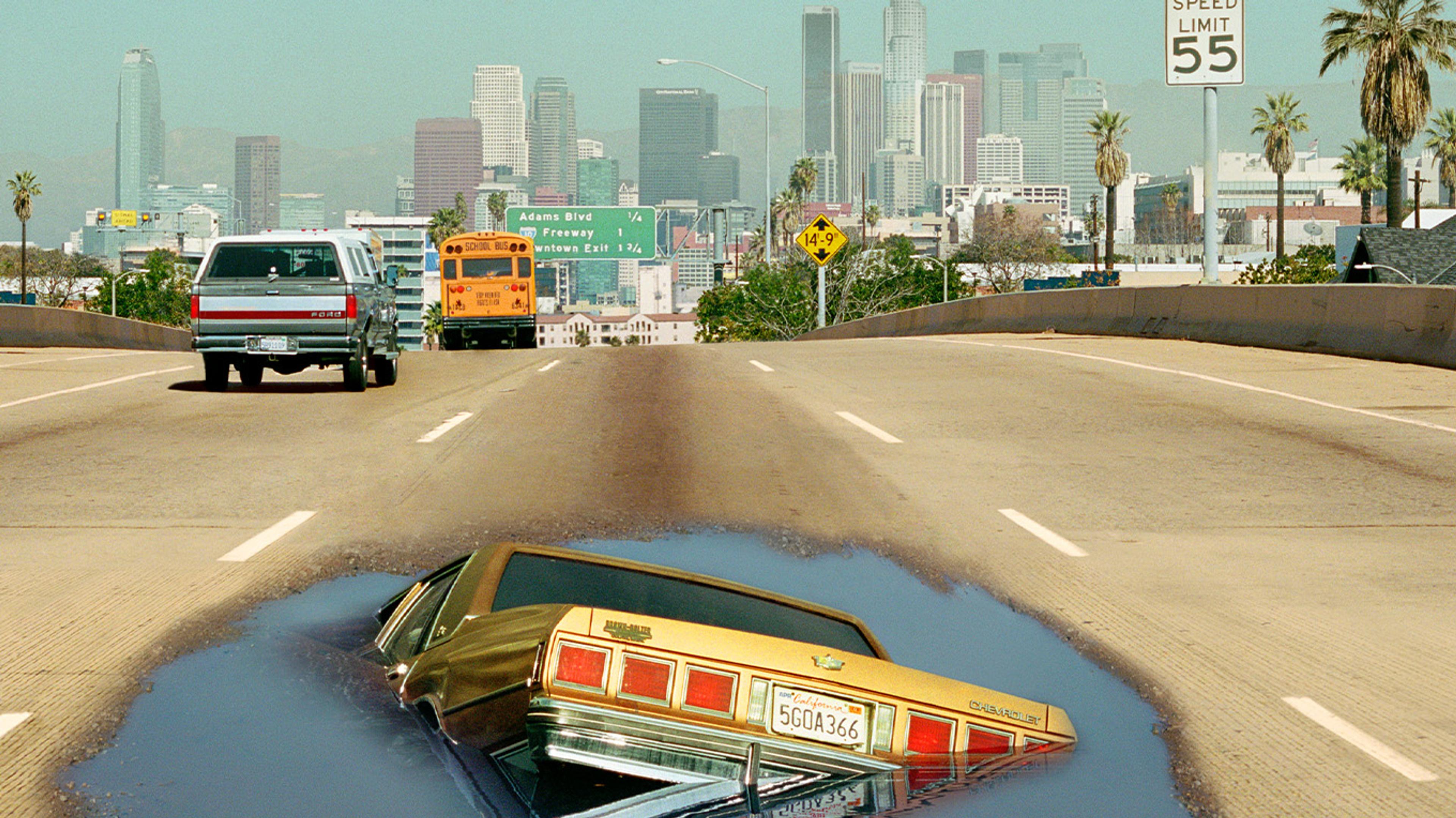 © Alex Prager, 2.00 pm, Interstate 110, 2012, Courtesy Alex Prager Studio and Lehmann Maupin, New York, Hong Kong, and Seoul.desk