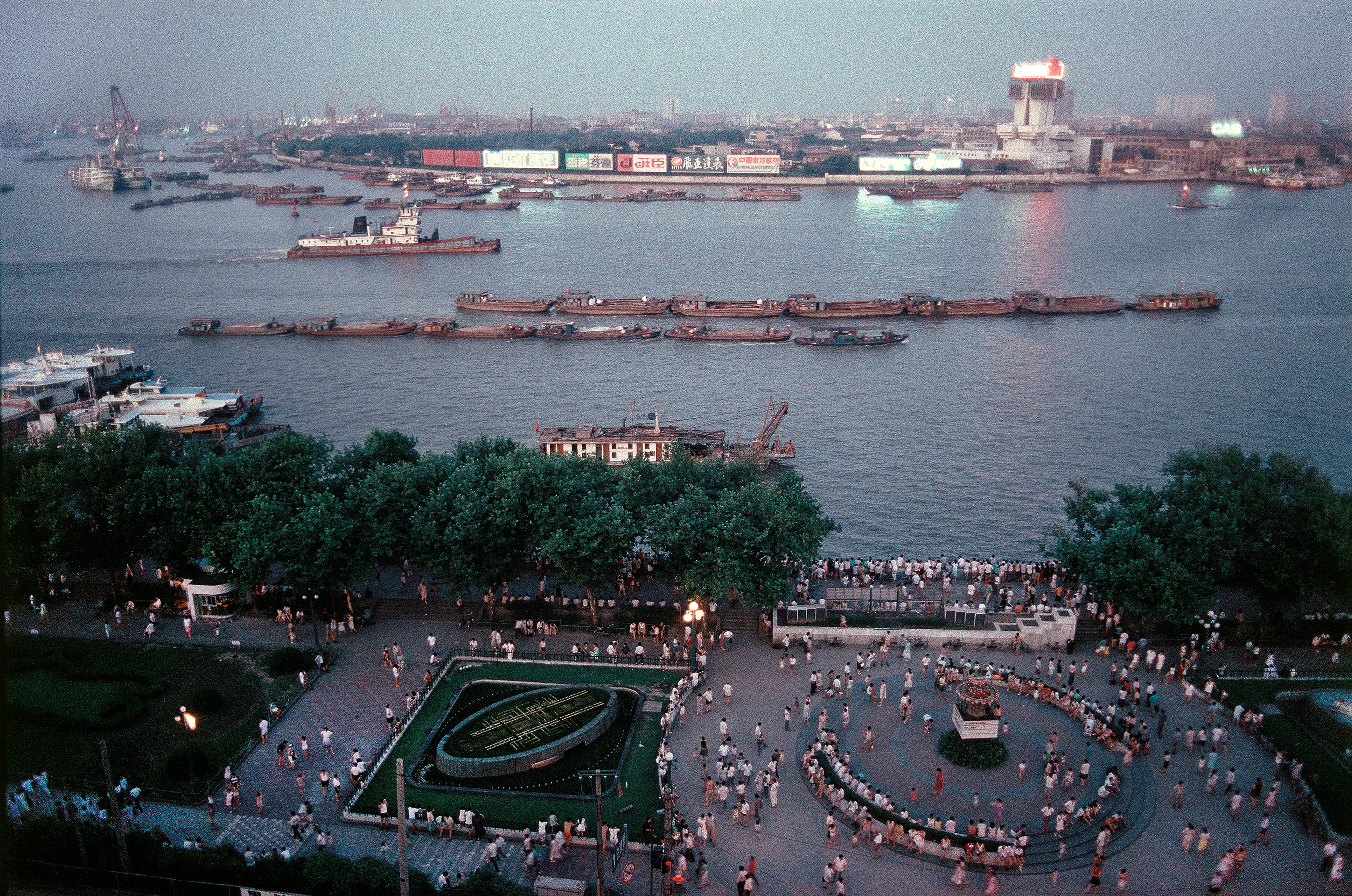 炎炎夏日夜晚, 外滩人潮涌动, 上海 ©罗伯特·凡德·休斯特, 1991