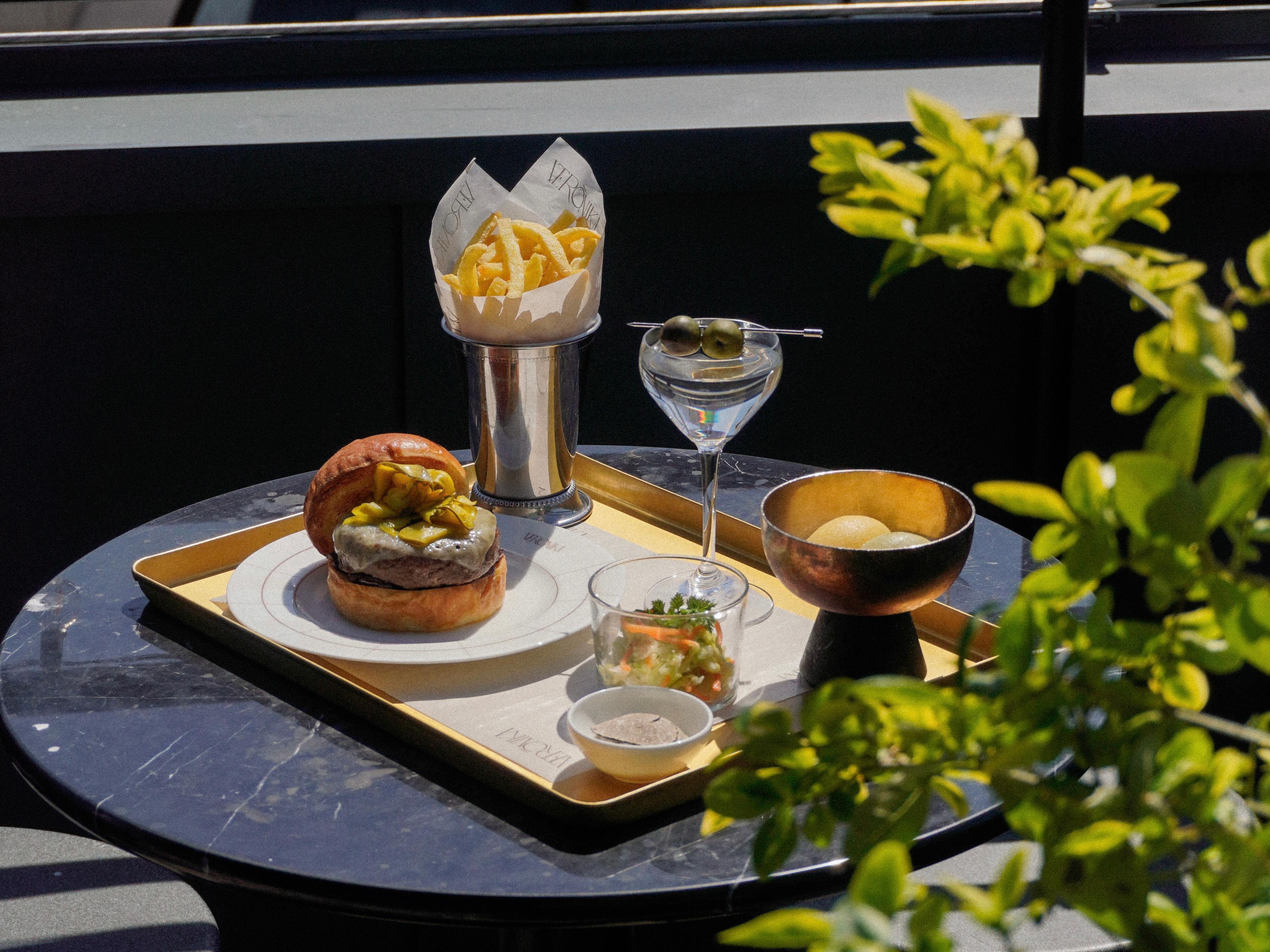 Martini Glas, Pommes and Burger auf goldenem Tablett