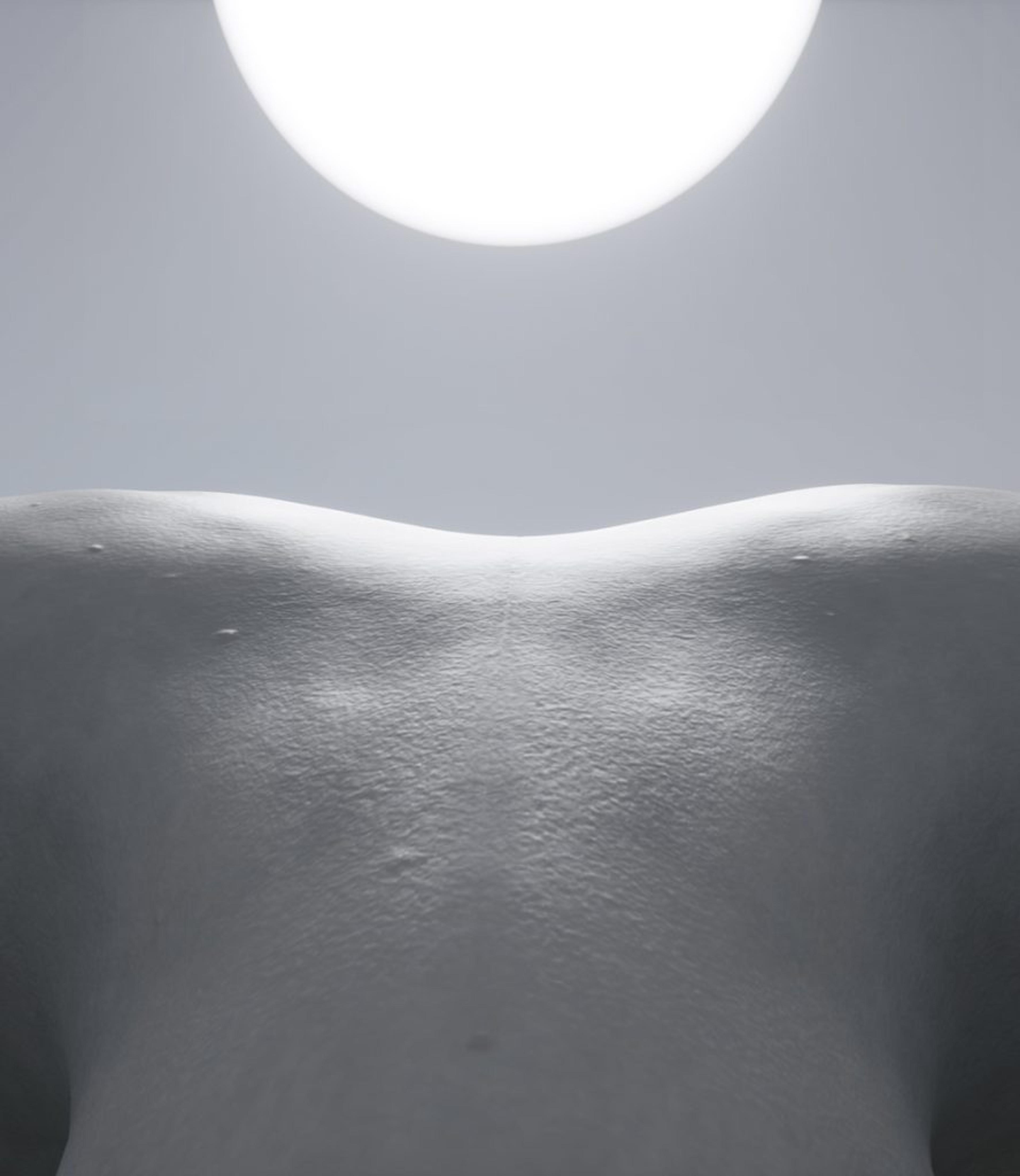 Ein Schwarz-Weiß-Bild, das den Rücken einer Person in Nahaufnahme zeigt.