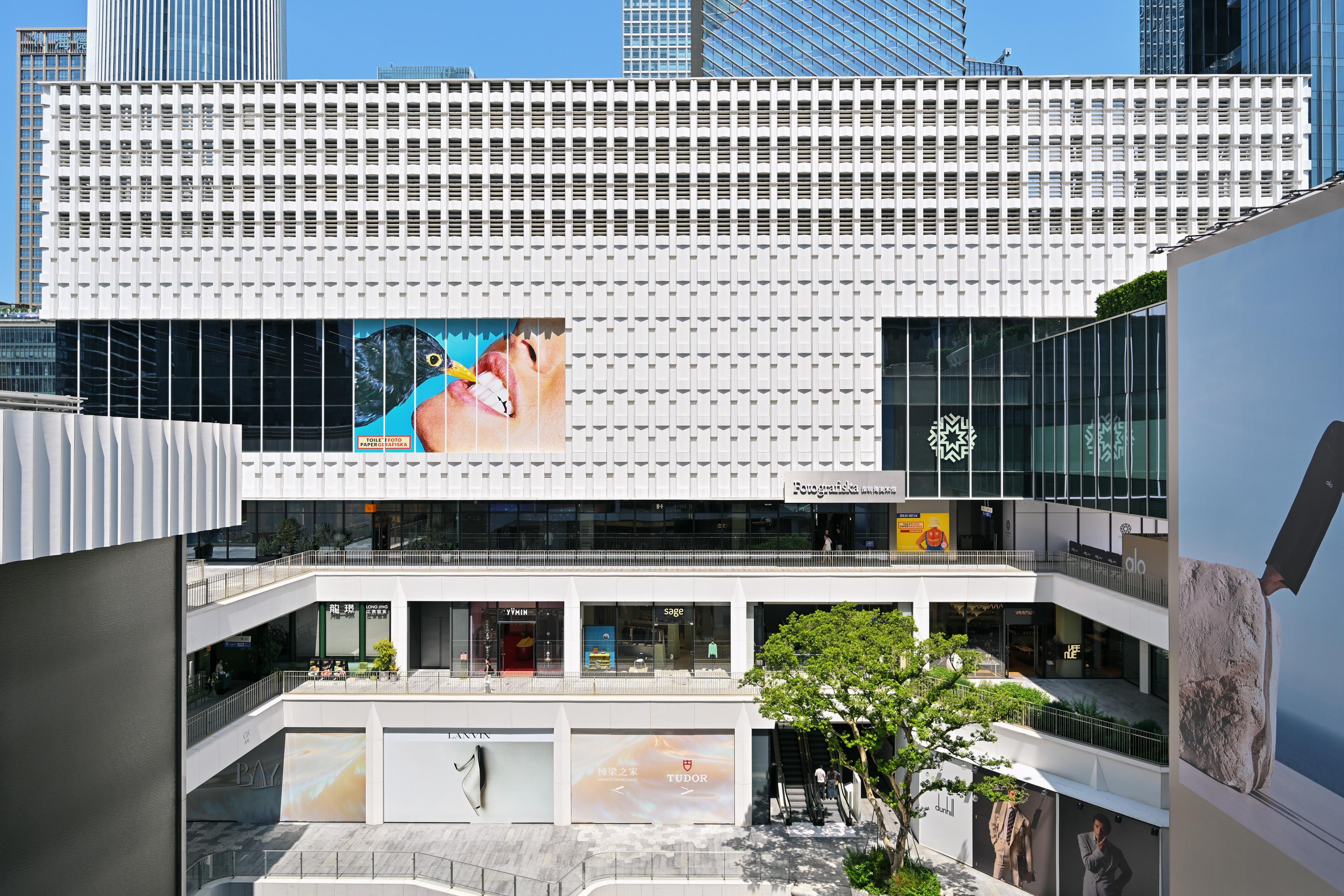 Building in Shenzhen, white facade, Fotografiska signage, people in front