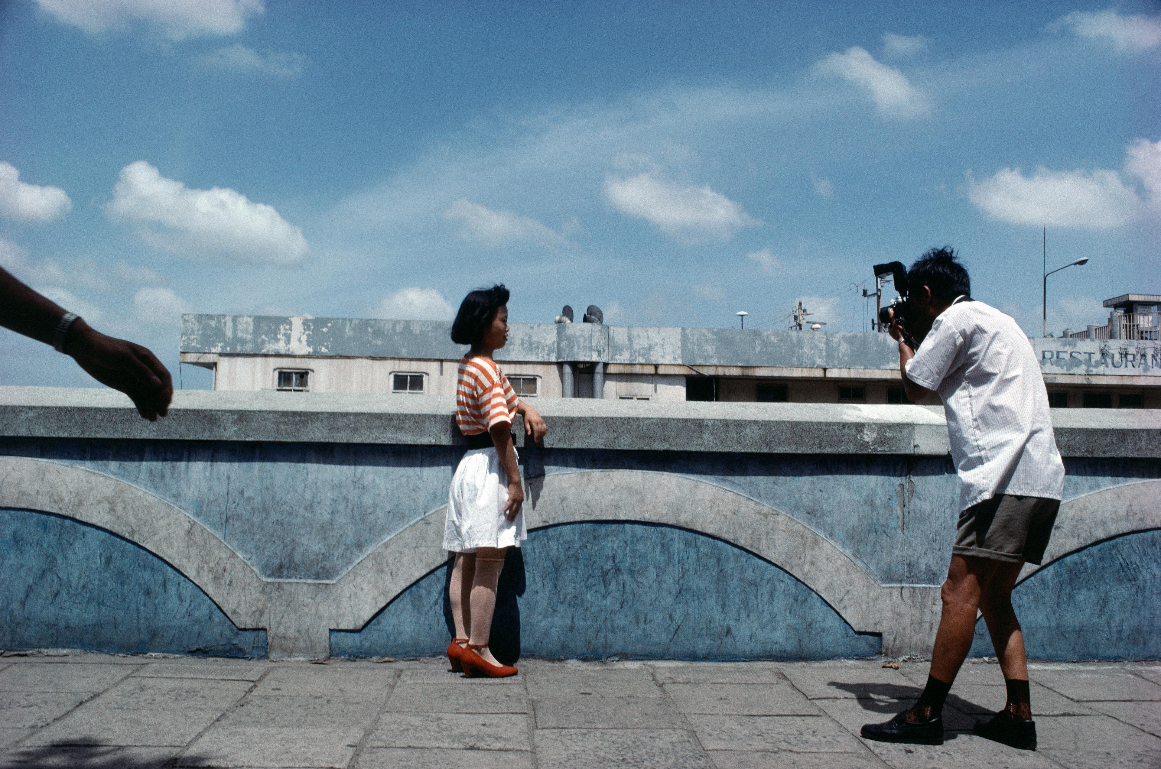 Picture taking on the old Bund, Shanghai ©Robert van der Hilst, 1990