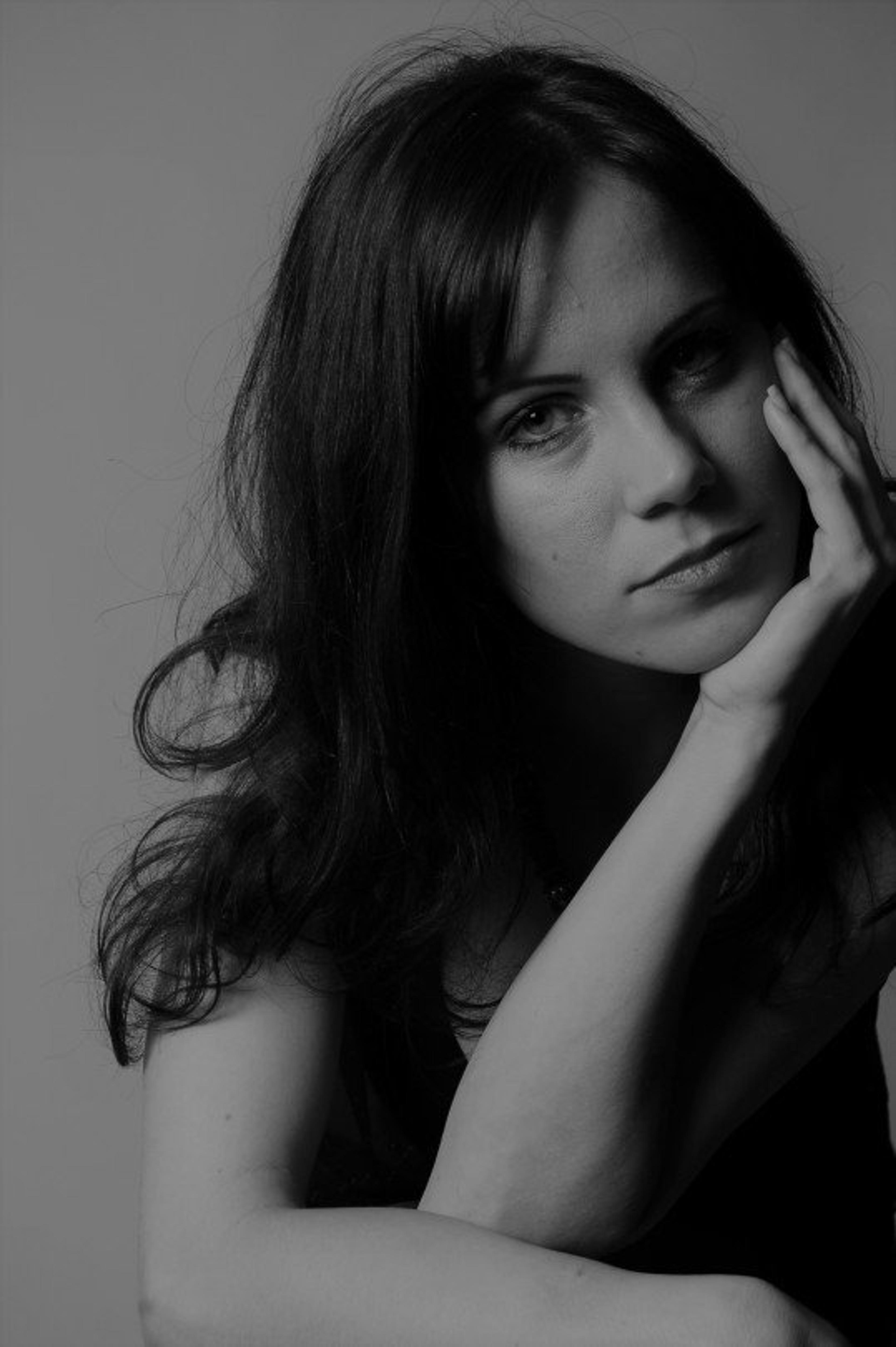 Black & White portrait of artist Ida Matsdotter aka Fjäder