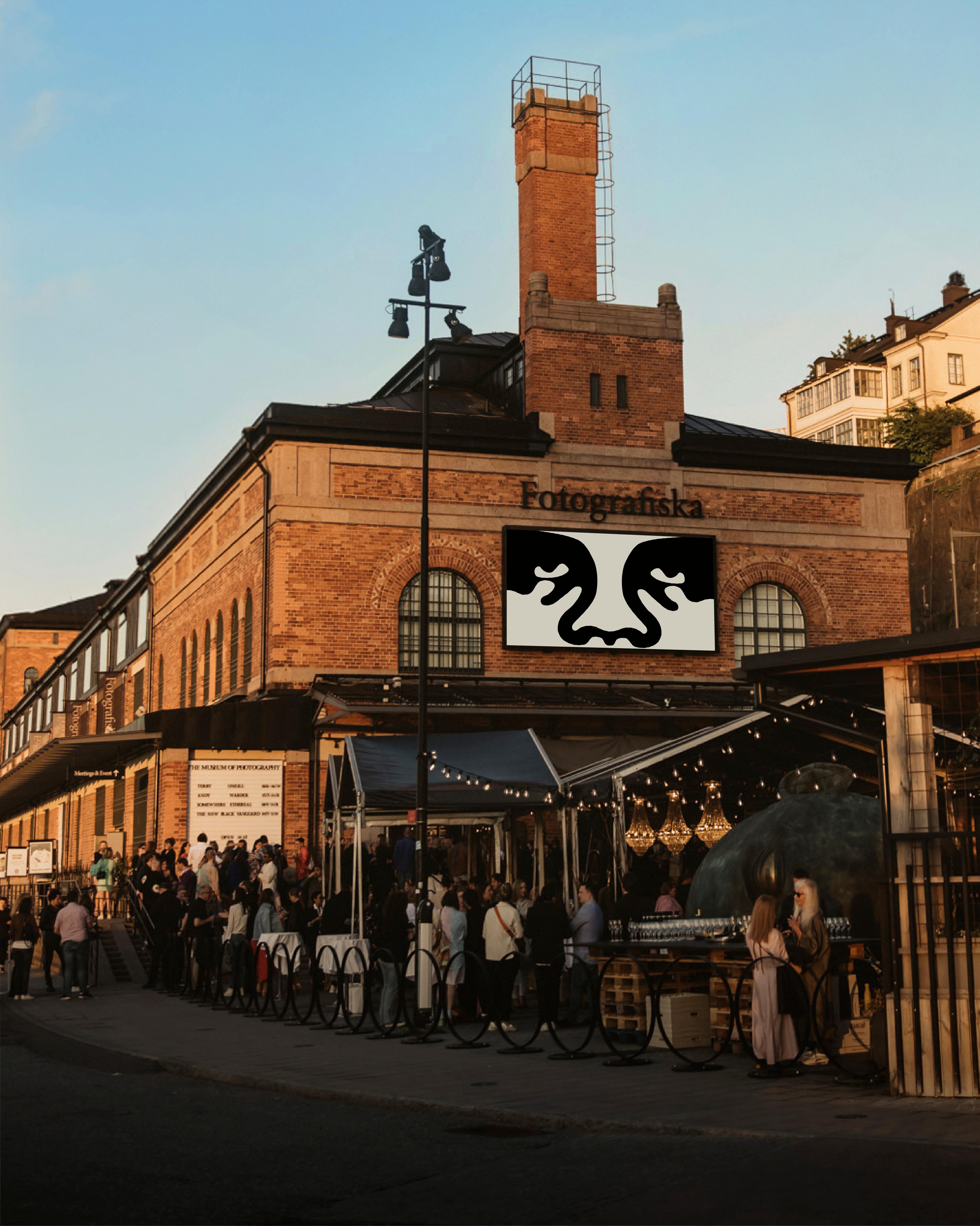 Fotografiska Stockholm exteriör och verandan där människor minglar