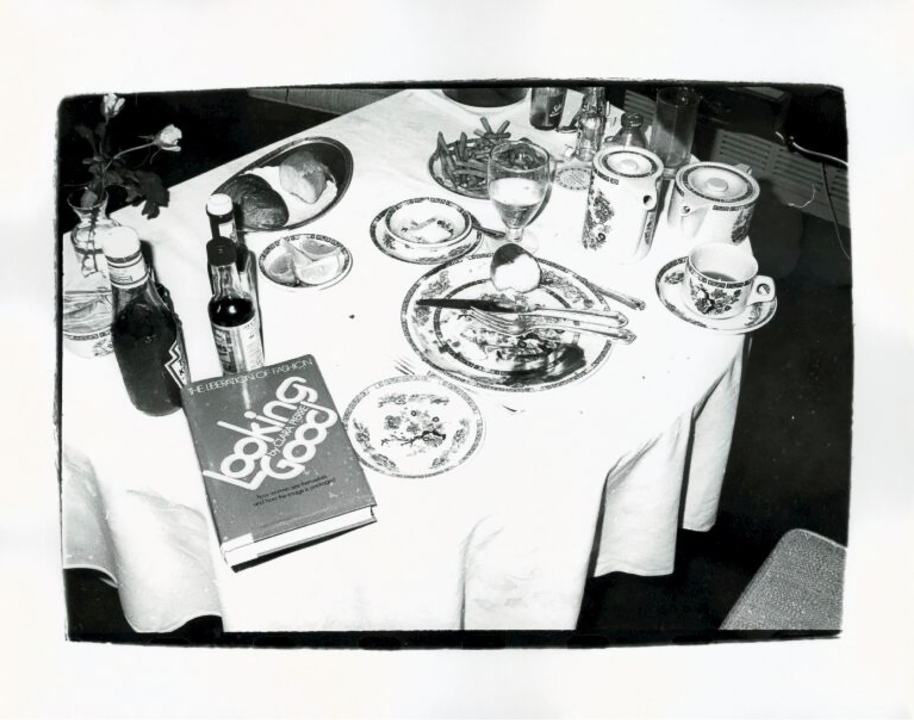  Ein Tisch mit benutztem Geschirr, Gläsern, Tassen und Tellern.