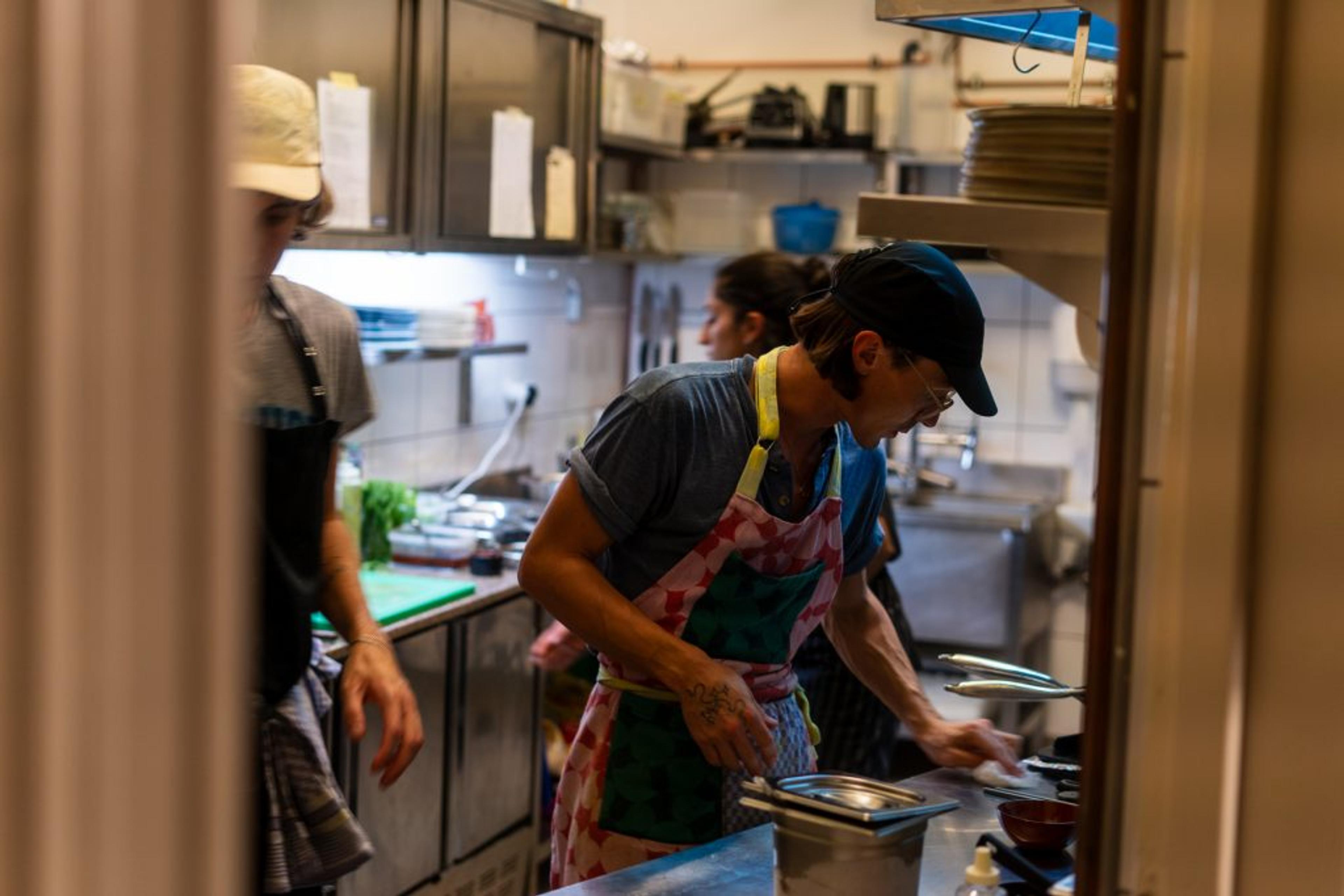 A man with an apron ready to cook with focus and coordination. 