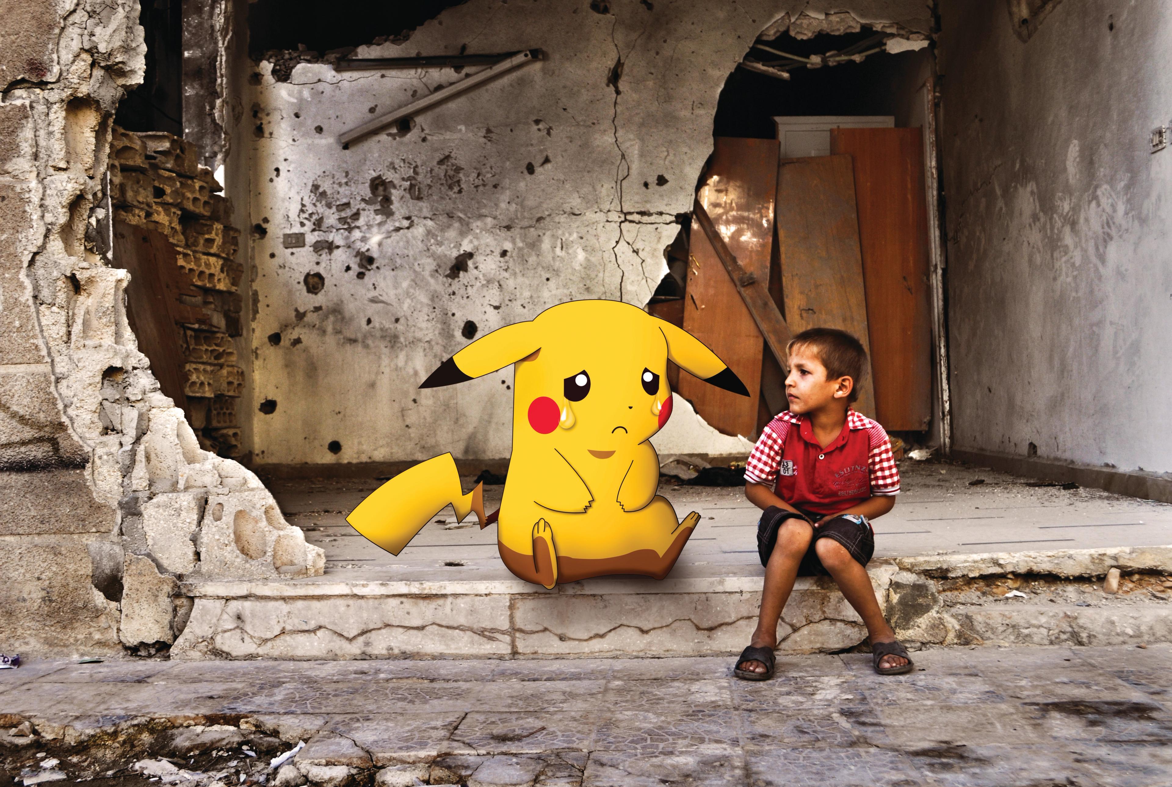 Ett litet barn sitter på en trasig trappa i en förstörd byggnad bredvid en tecknad, sorgsen Pikachu.
