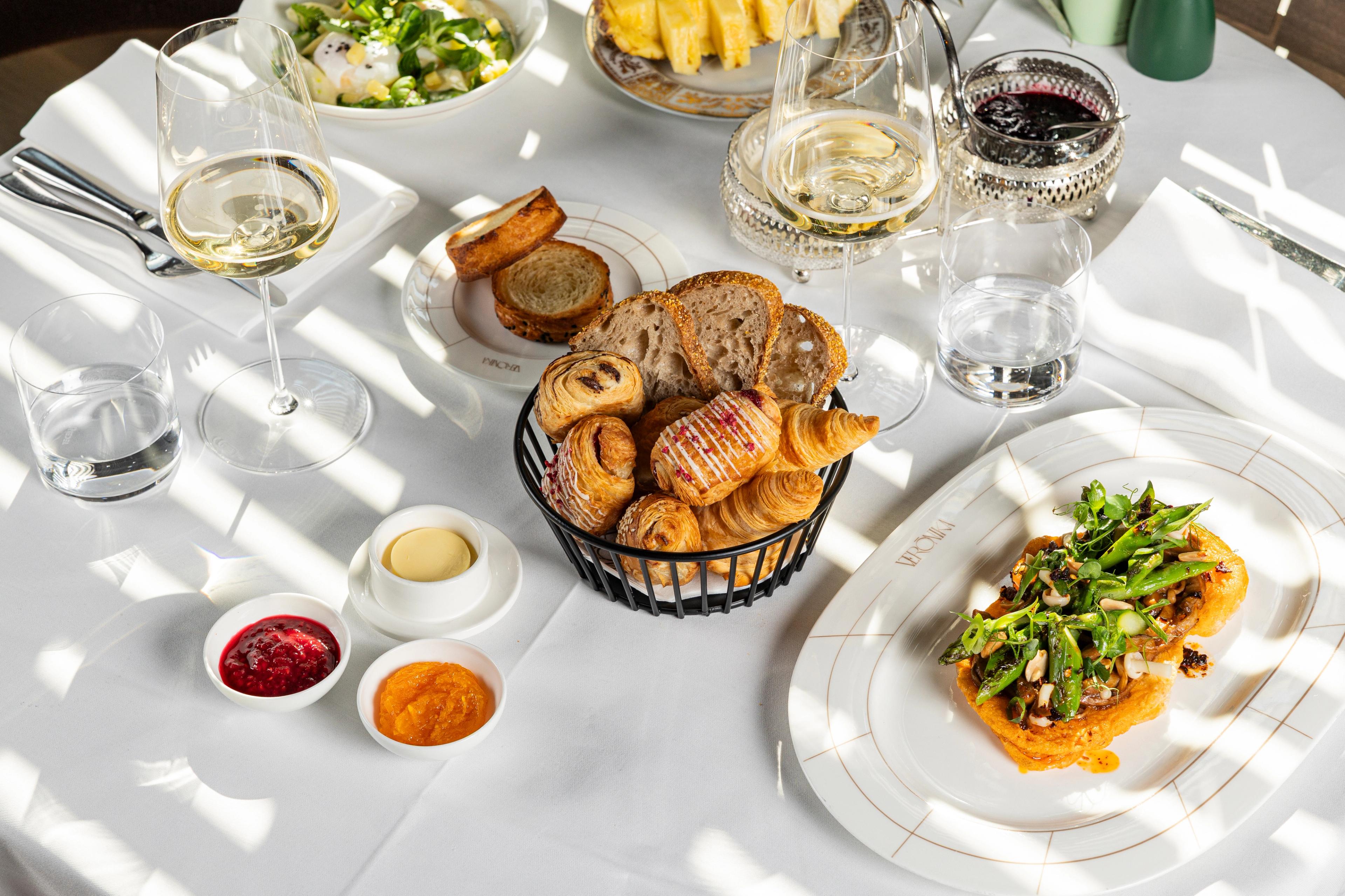 Brunch Tisch mit Gebäck Korb and Prosecco Glas
