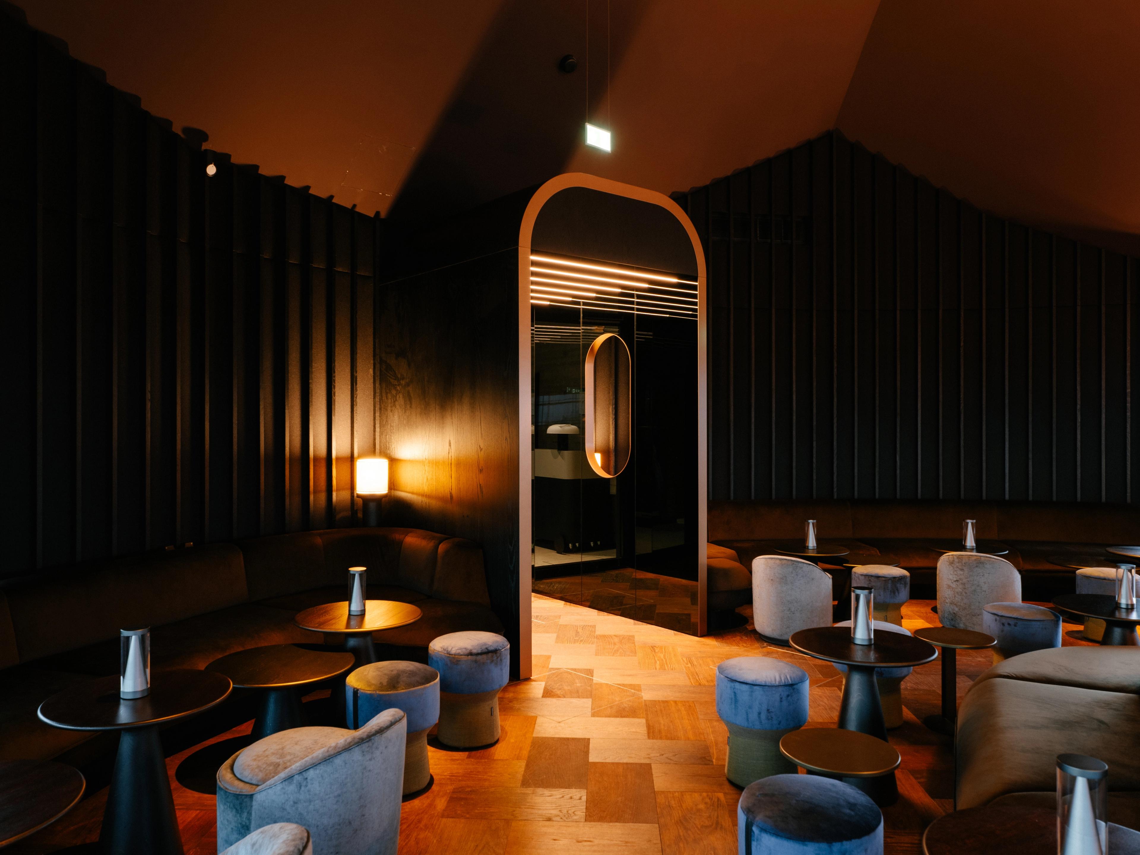 Sitze und Eingang von Bar Clara