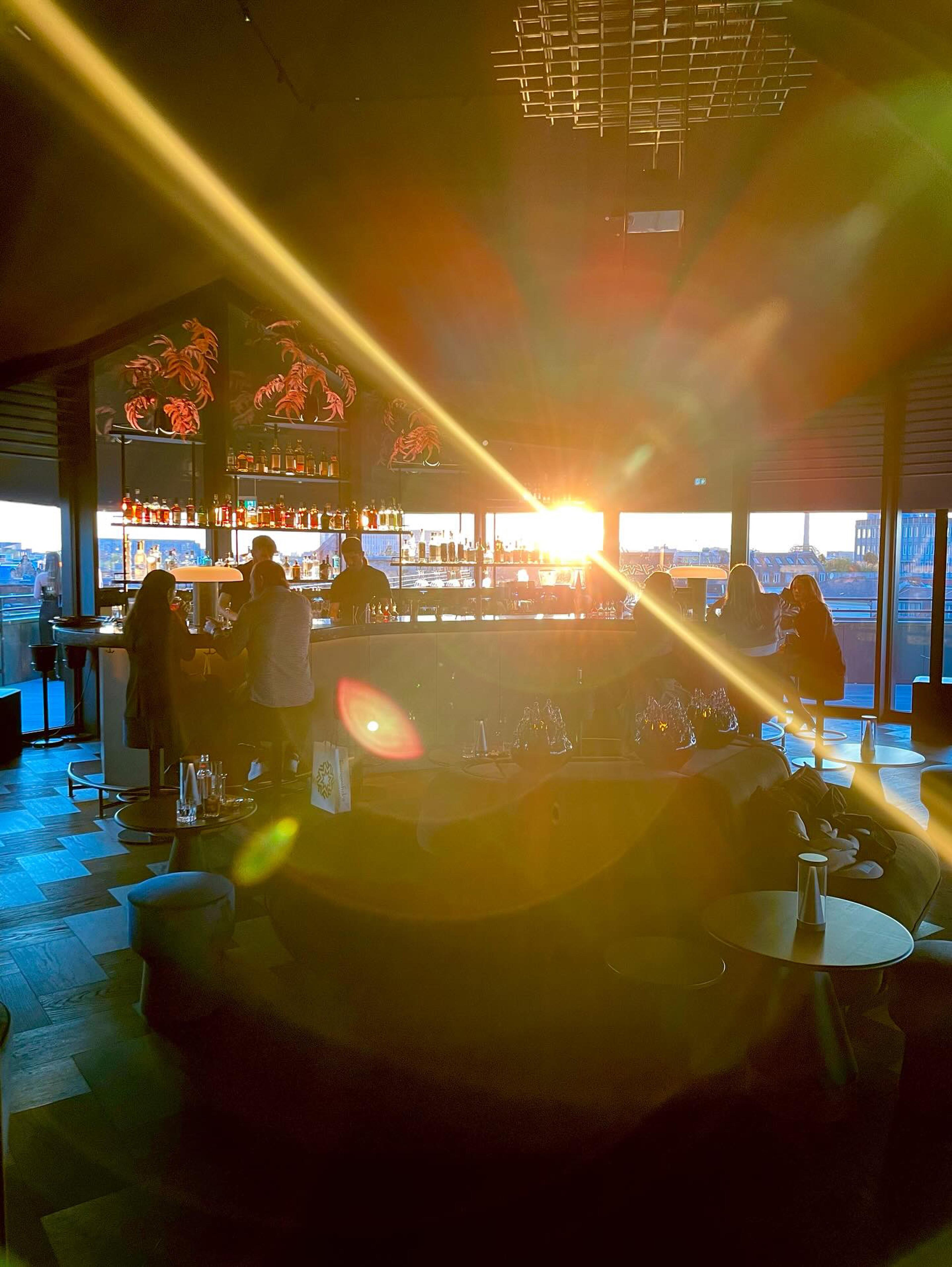Sonnenschein durch die Glasfassade von Bar Clara