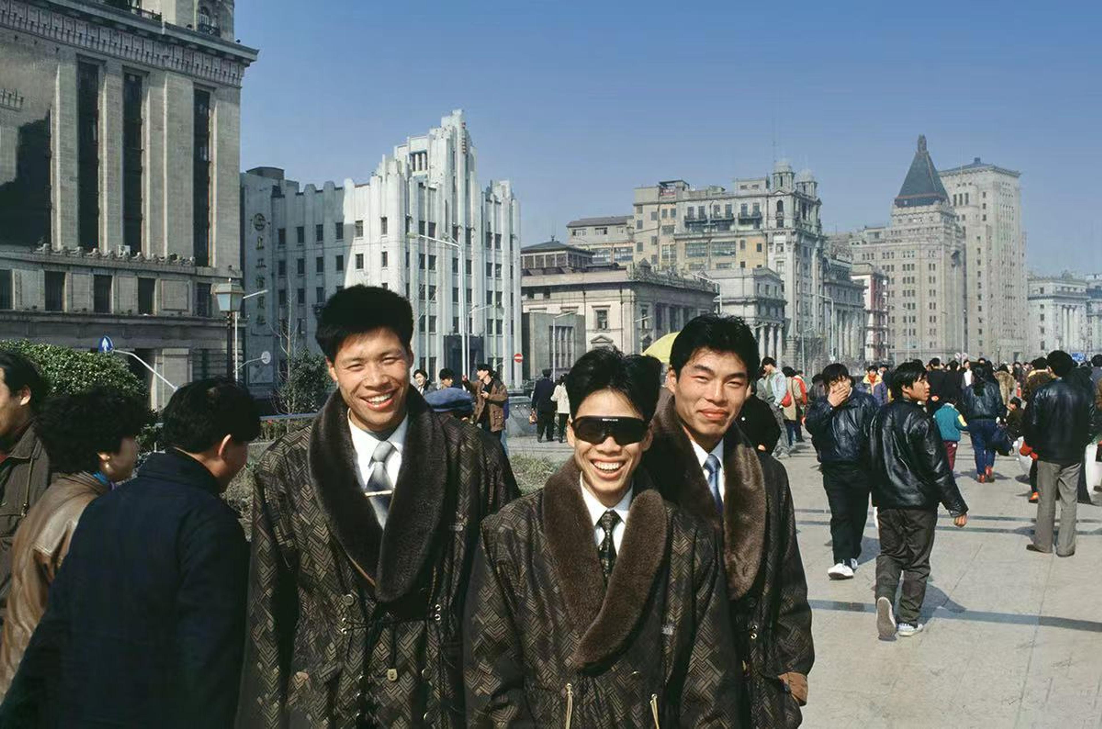 Fashionable on the Bund, Shanghai ©Robert van der Hilst, 1993