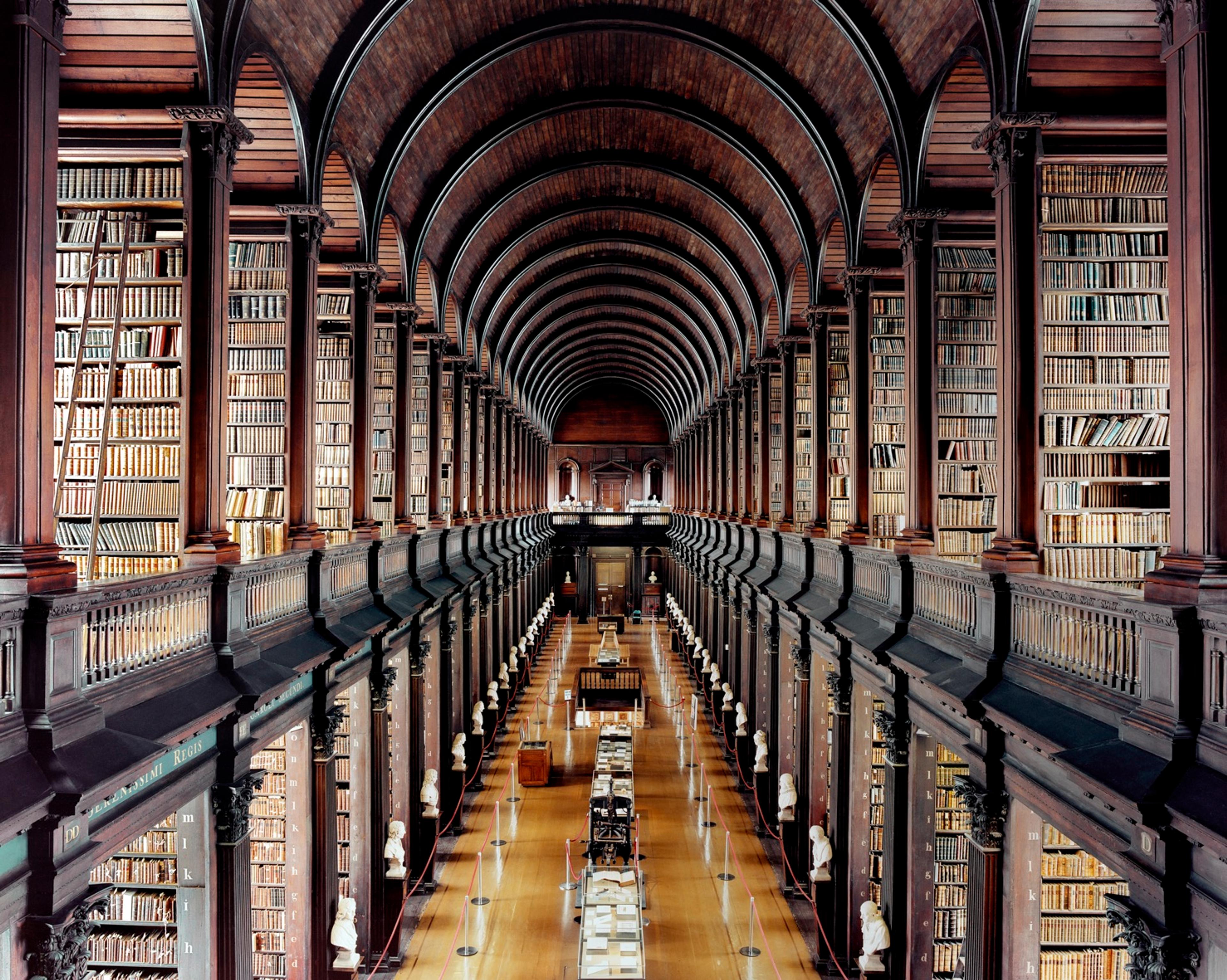 Trinity College Library Dublin I 2004 © Candida Höfer/VG Bild-Kunst, Bonn 2026