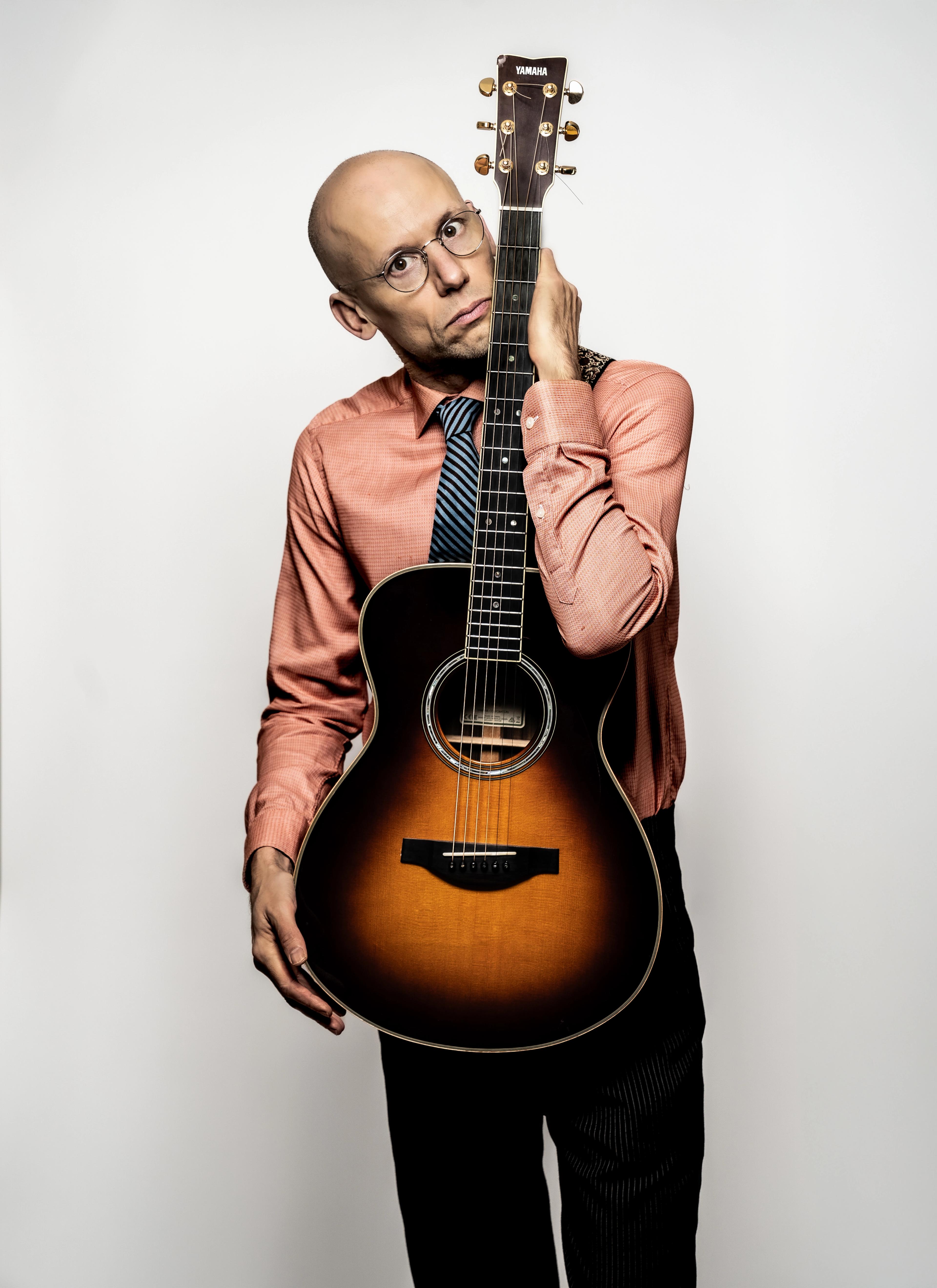 Komikern Ola Aurell med gitarr