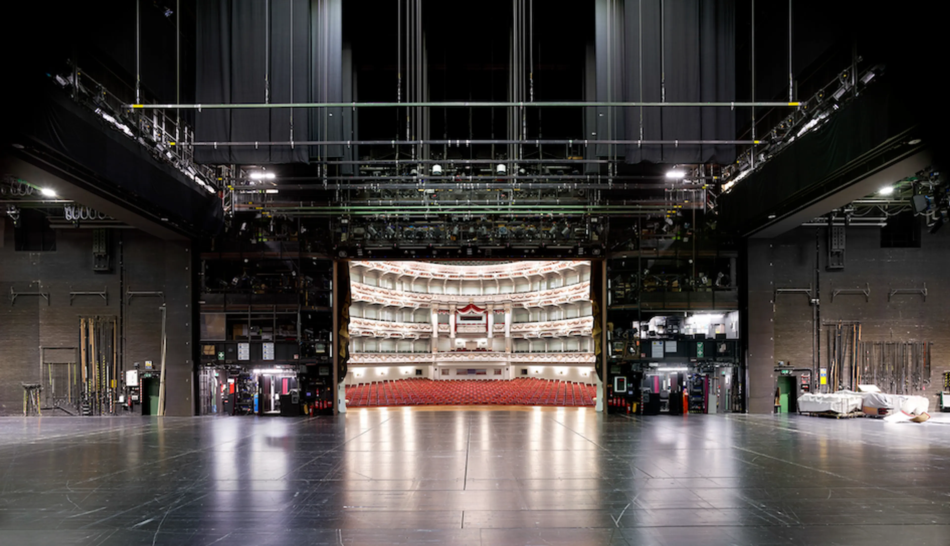 Semper Oper Dresden V 2023 © Candida Höfer/VG Bild-Kunst, Bonn 2026