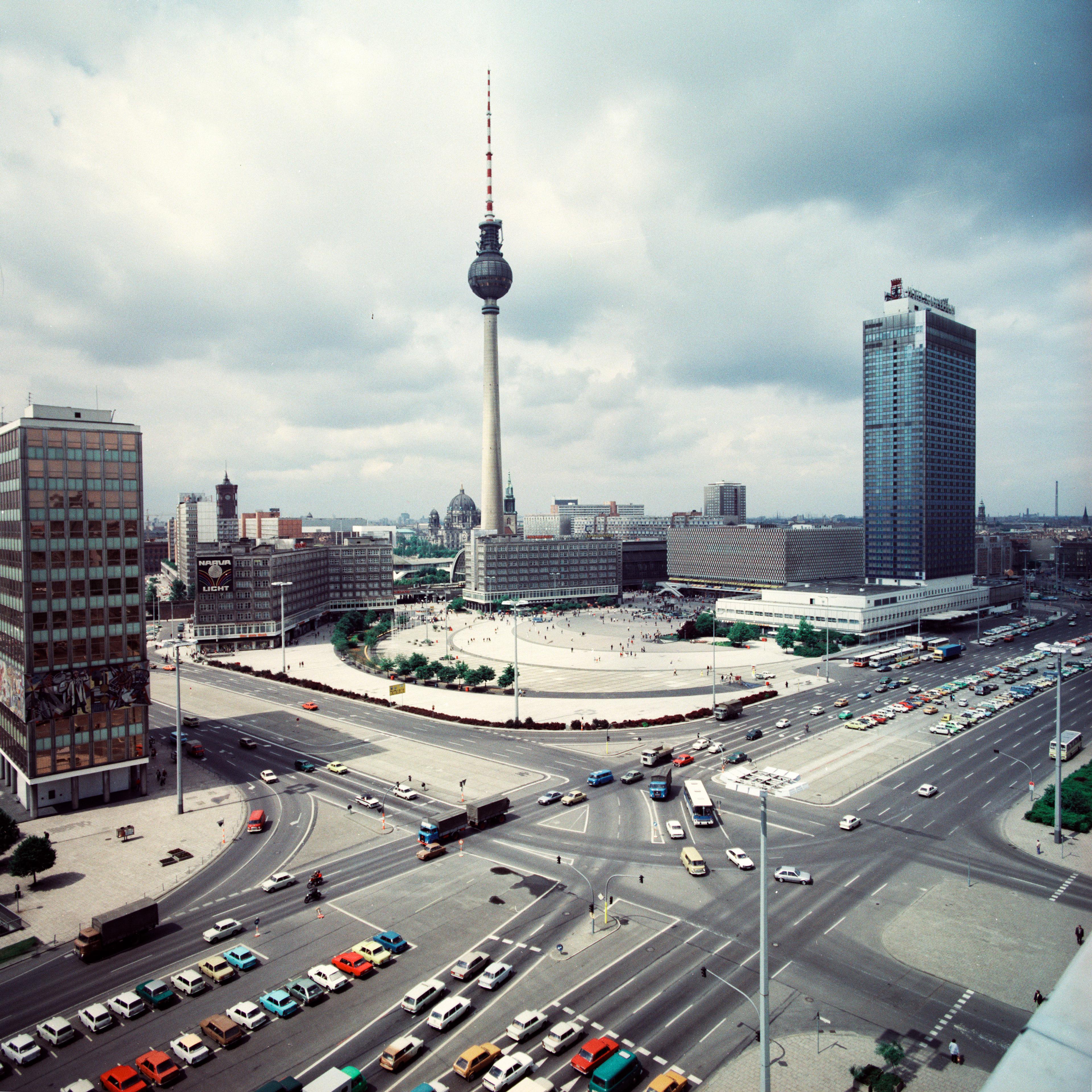 Farbbild des Alexanderplatz in Berlin