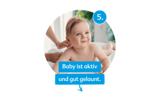 Grafik mit lachendem, wachem Baby in Bauchlage, Nummer 5 und Text: „Baby ist aktiv und gut gelaunt.“ als Anzeichen für zufriedenes Bäuchlein.