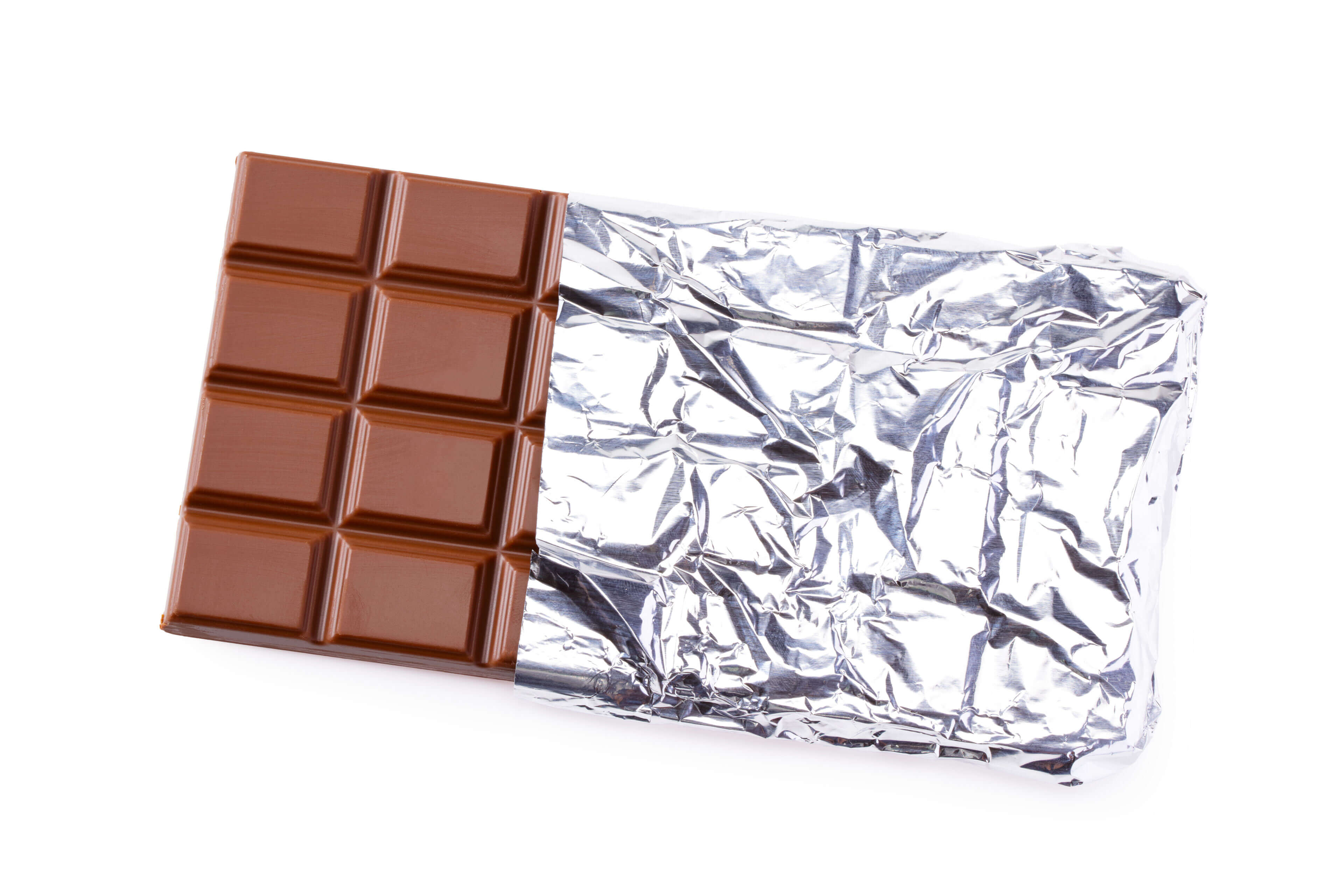 Ein Schokoladenriegel, der teilweise in Aluminiumfolie eingewickelt ist.