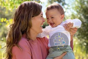 Lachende Mutter hält ihr Baby im Grünen, auf dem Bauch des Kindes ist eine stilisierte Darmgrafik für eine gesunde Darmflora eingeblendet.