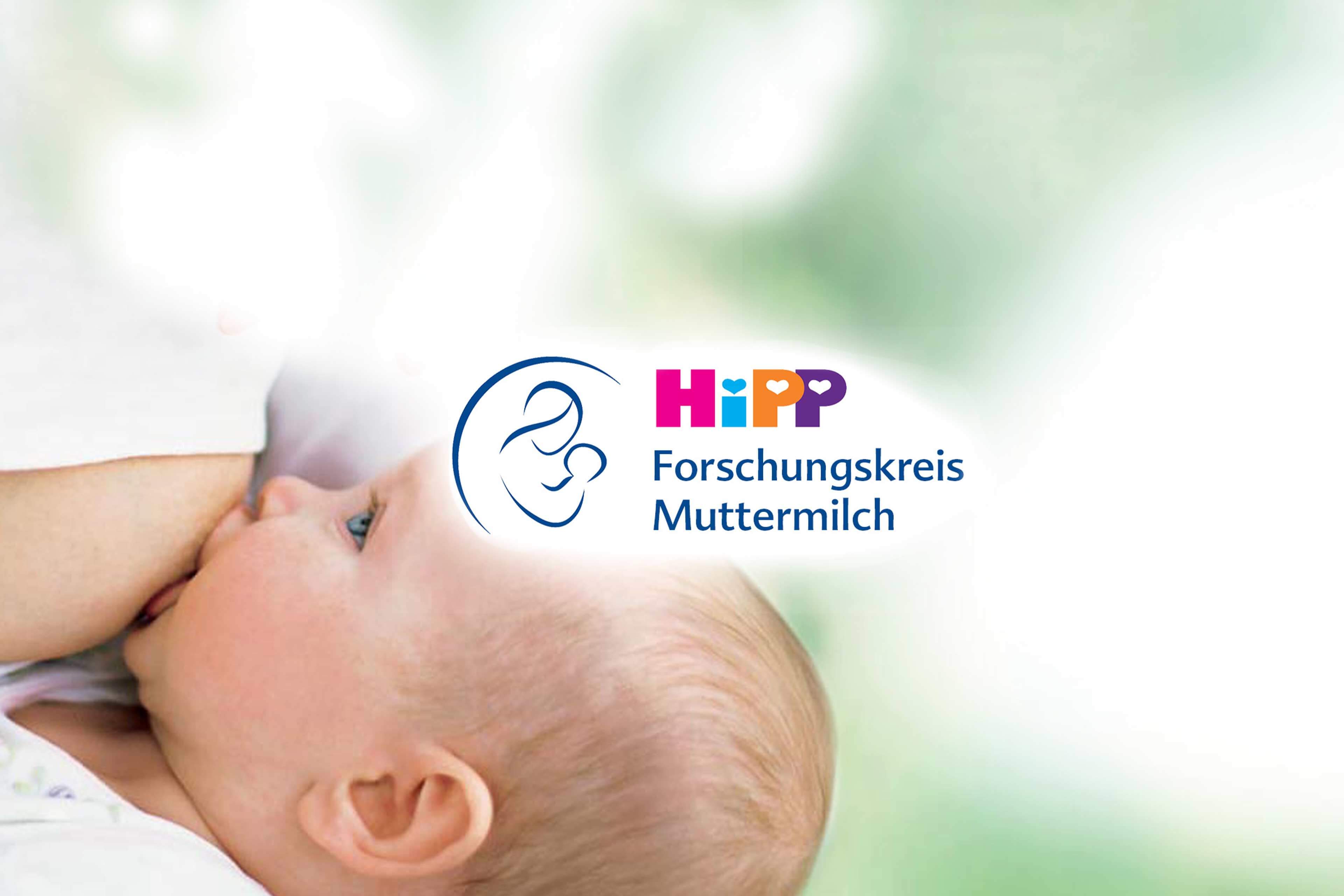 Stillendes Baby an der Brust vor hellem Hintergrund mit HiPP Logo und Schriftzug „Forschungskreis Muttermilch“