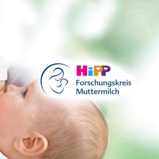 Stillendes Baby an der Brust vor hellem Hintergrund mit HiPP Logo und Schriftzug „Forschungskreis Muttermilch“
