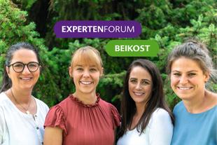 Vier freundlich lächelnde HiPP-Expertinnen vor grünen Bäumen mit den Texten „Expertenforum“ und „Beikost“ im Bild
