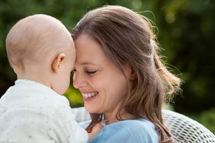 Ein zärtlicher Moment zwischen einer Frau und einem Baby, in dem sie sich liebevoll anschauen.