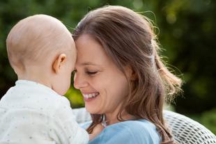 Ein zärtlicher Moment zwischen einer Frau und einem Baby, in dem sie sich liebevoll anschauen.