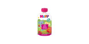 HiPP Bio-Quetschbeutel Apfel Banane Himbeere mit Dinkel mit Elefantenmotiv und Früchten auf der Verpackung vor weißem Hintergrund