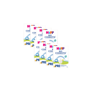 Packung mit 8 Sachets HiPP Bio Combiotik PRE Anfangsmilch à 22 g auf schwarzem Hintergrund