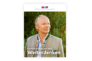 Älterer Mann in Trachtenjacke blickt nachdenklich in die Ferne, Titel „Nachhaltigkeitsbericht 2022 – Weiterdenken“ vor grüner Natur.