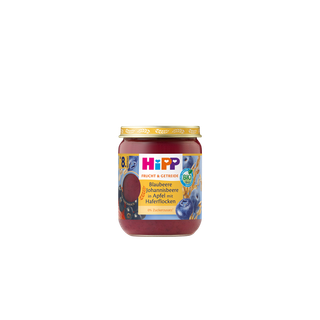 HiPP Bio-Gläschen Blaubeere Johannisbeere in Apfel mit Haferflocken, Frucht-Getreide-Brei ab 8. Monat vor schwarzem Hintergrund