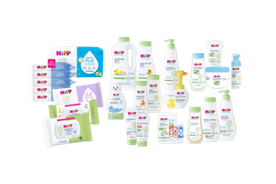 Verschiedene HiPP Babysanft Pflegeprodukte und Feuchttücher für sensible Babyhaut in einer Produktübersicht angeordnet.