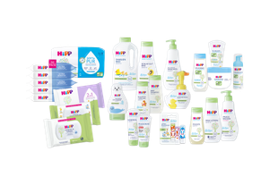 Verschiedene HiPP Babysanft Pflegeprodukte und Feuchttücher für sensible Babyhaut in einer Produktübersicht angeordnet.