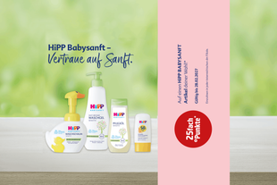Vier HiPP Babysanft Pflegeprodukte mit Pumpspender, Flasche, Tube und Stick vor grünem Hintergrund und rosa Streifen mit Text und rotem Punkt für 25fach Punkte