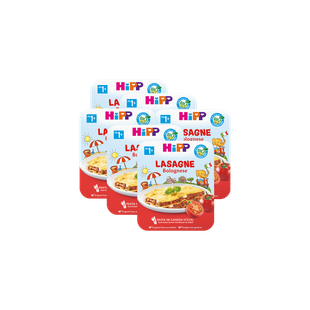 6er-Pack HiPP Bio Lasagne Bolognese für Kleinkinder ab 1 Jahr, vorne mit servierter Lasagne und Tomatenabbildung