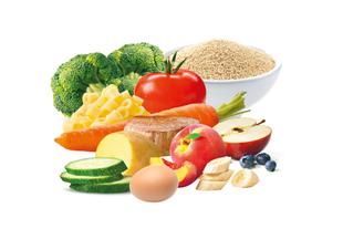 Eine Vielzahl von Lebensmitteln wie Makkaroni, Gurken, Brokkoli, Bananen, Erdbeeren, Äpfel, Eier und Weizen.