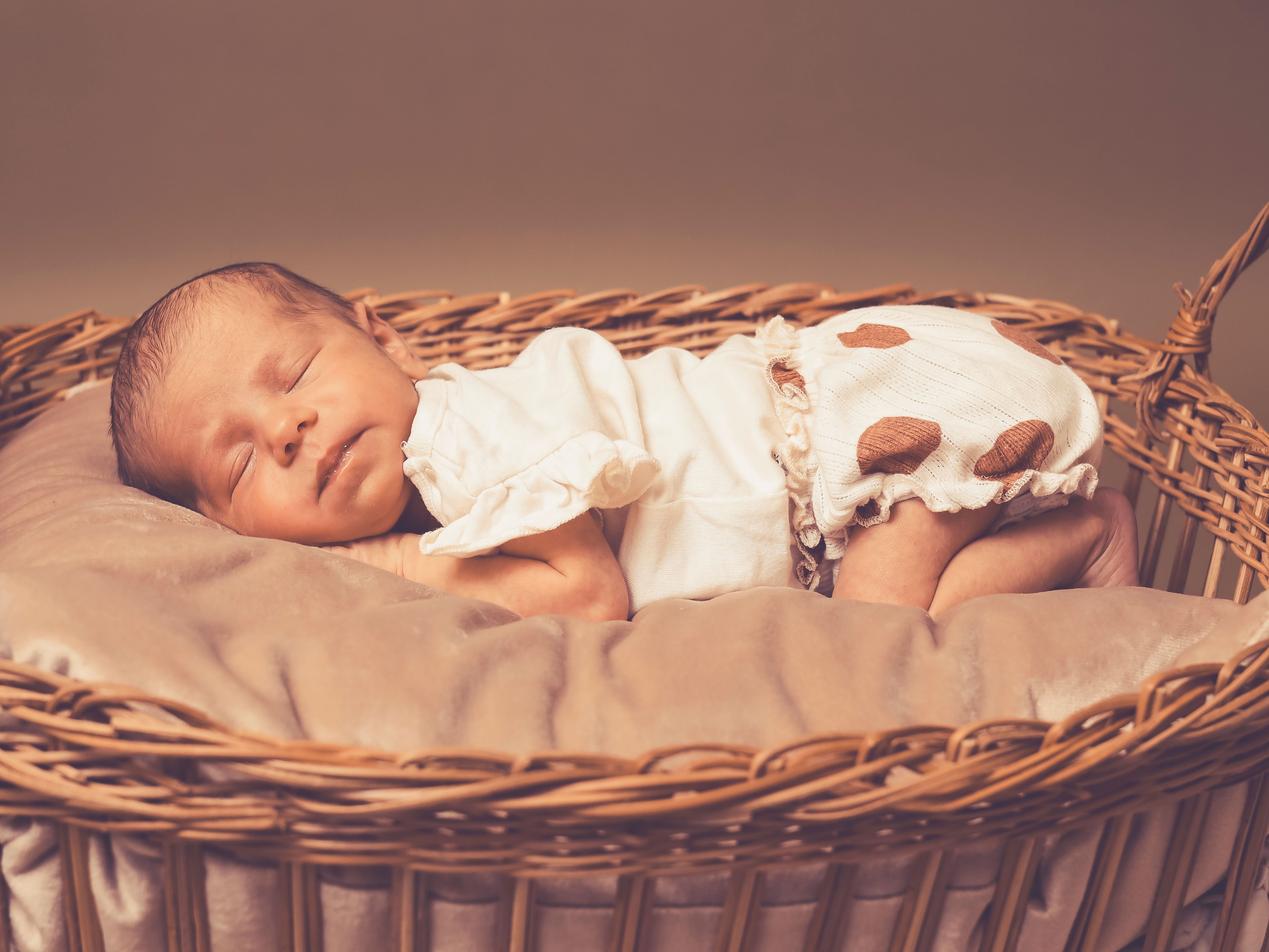 Baby schläft im Korb