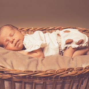 Baby schläft im Korb