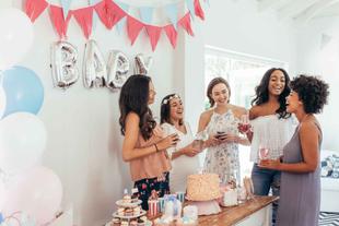 Ein fröhliches Zusammentreffen von drei Frauen bei einer Babyparty mit Luftballons, einem Banner mit der Aufschrift "BABY" und einer festlichen Atmosphäre.