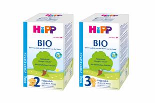 Zwei HiPP Bio Folgemilch Vorratspackungen (Stufe 2 und 3) mit Naturmotiv und Bio-Siegel nebeneinander auf weißem Hintergrund.