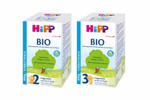 Zwei HiPP Bio Folgemilch Vorratspackungen (Stufe 2 und 3) mit Naturmotiv und Bio-Siegel nebeneinander auf weißem Hintergrund.