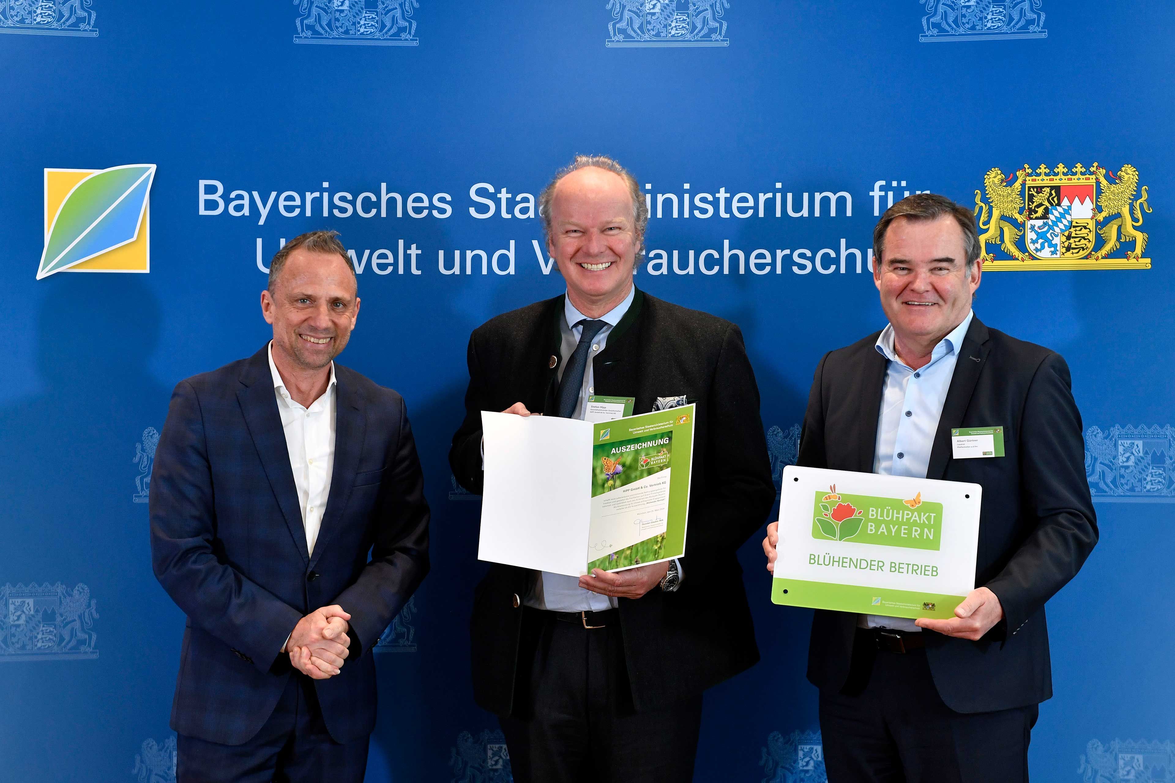 Thorsten Glauber, Bayerischer Staatsminister für Umwelt und Verbraucherschutz, Stefan Hipp und Albert Gürtner, Landrat des Landkreises Pfaffenhofen, bei der Auszeichnung des HiPP-Standortes Pfaffenhofen als „Blühender Betrieb“