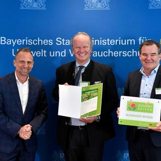 Thorsten Glauber, Bayerischer Staatsminister für Umwelt und Verbraucherschutz, Stefan Hipp und Albert Gürtner, Landrat des Landkreises Pfaffenhofen, bei der Auszeichnung des HiPP-Standortes Pfaffenhofen als „Blühender Betrieb“