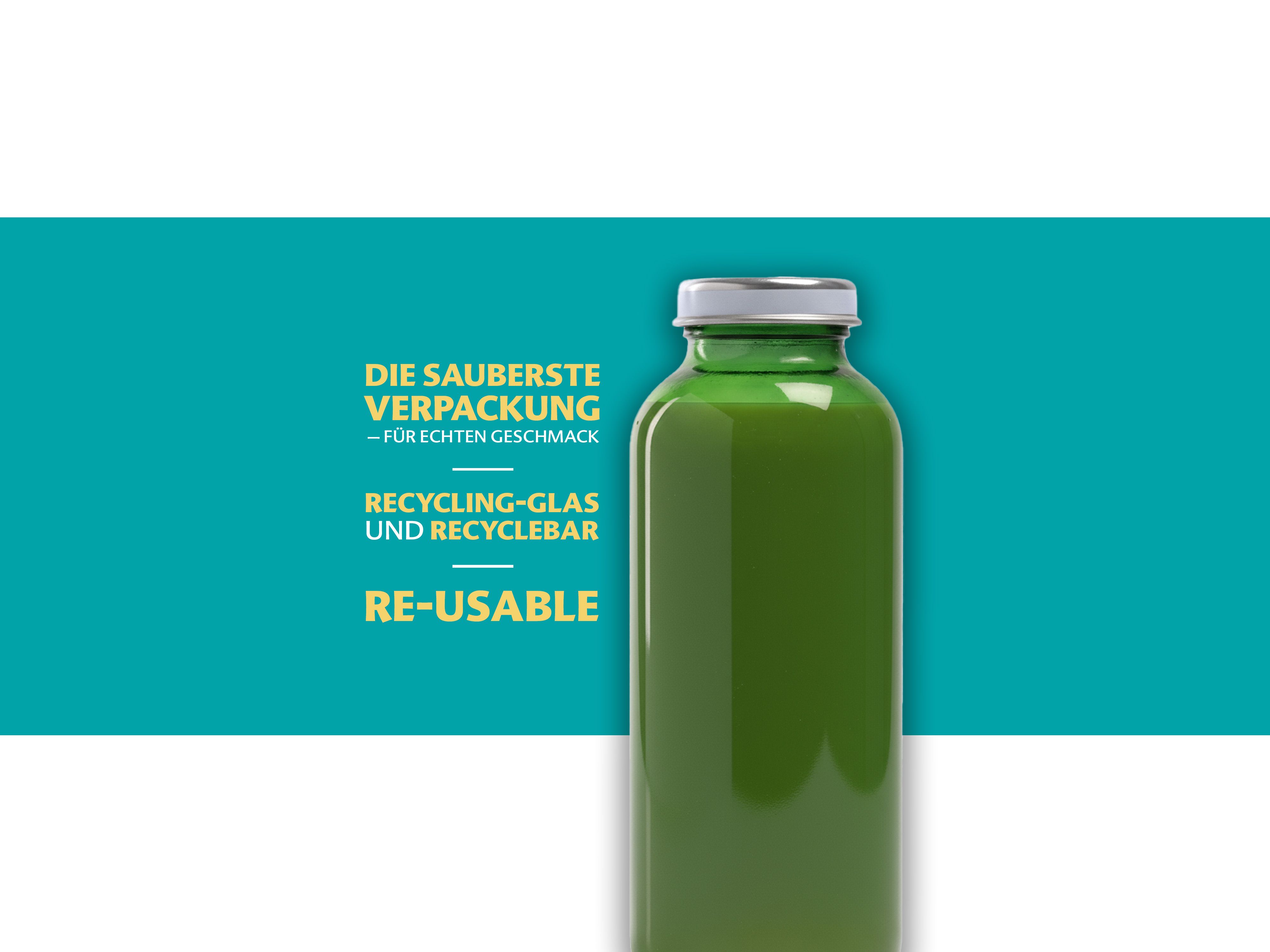 Grüne Glasflasche mit silbernem Deckel vor türkisenem Hintergrund mit Text zu sauberer, recycelbarer und wiederverwendbarer Verpackung