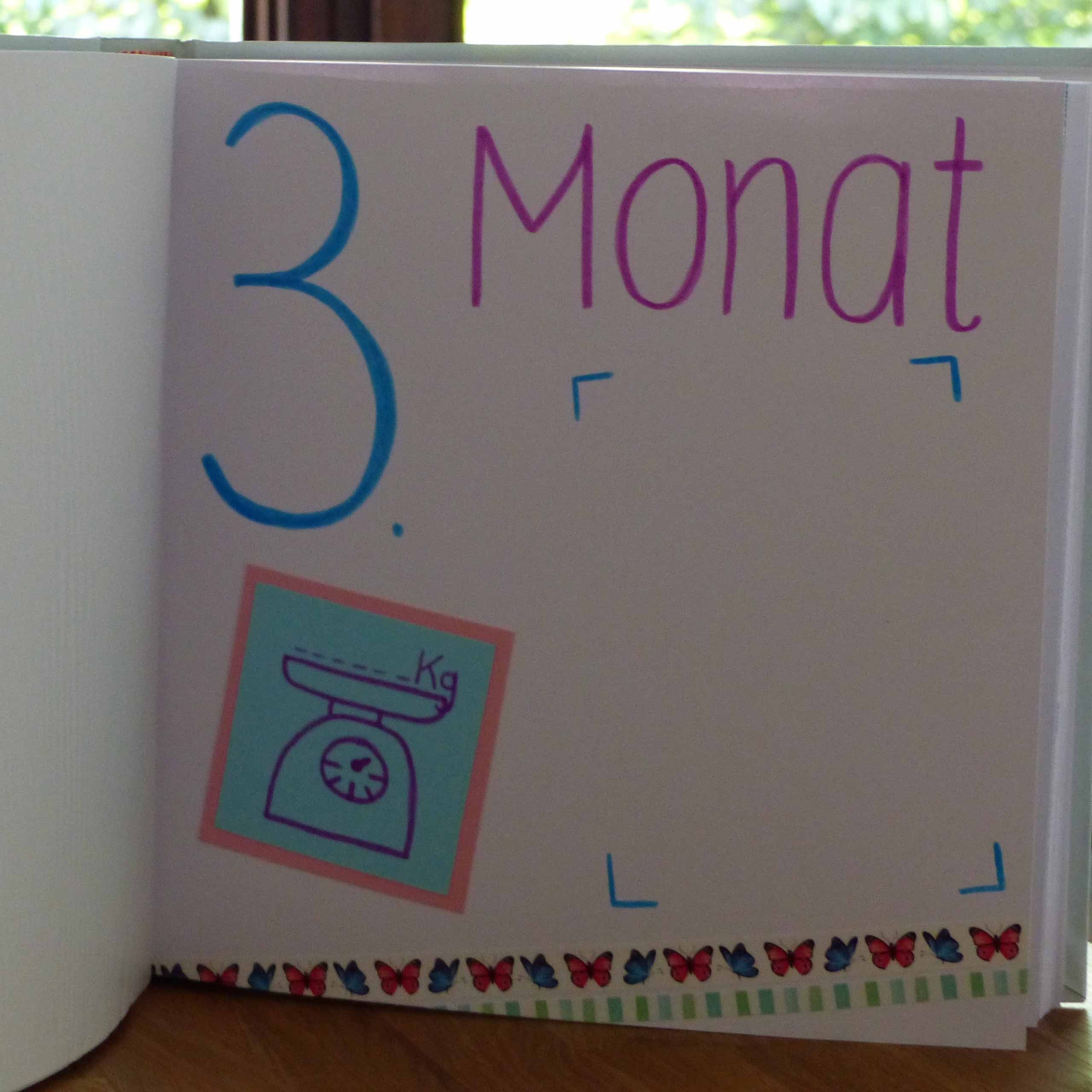 Eine handgezeichnete Buchseite mit der blau geschriebenen Zahl "3", einer blauen Zeichnung einer Waage und einem Rand mit bunten Herzmustern.
