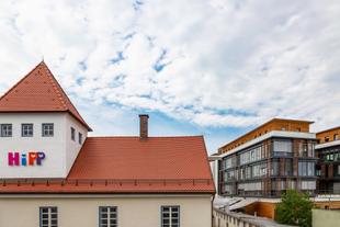 Foto des HiPP Geländes auf dem ein Büro und ein Haus im Vordergrund zu sehen sind