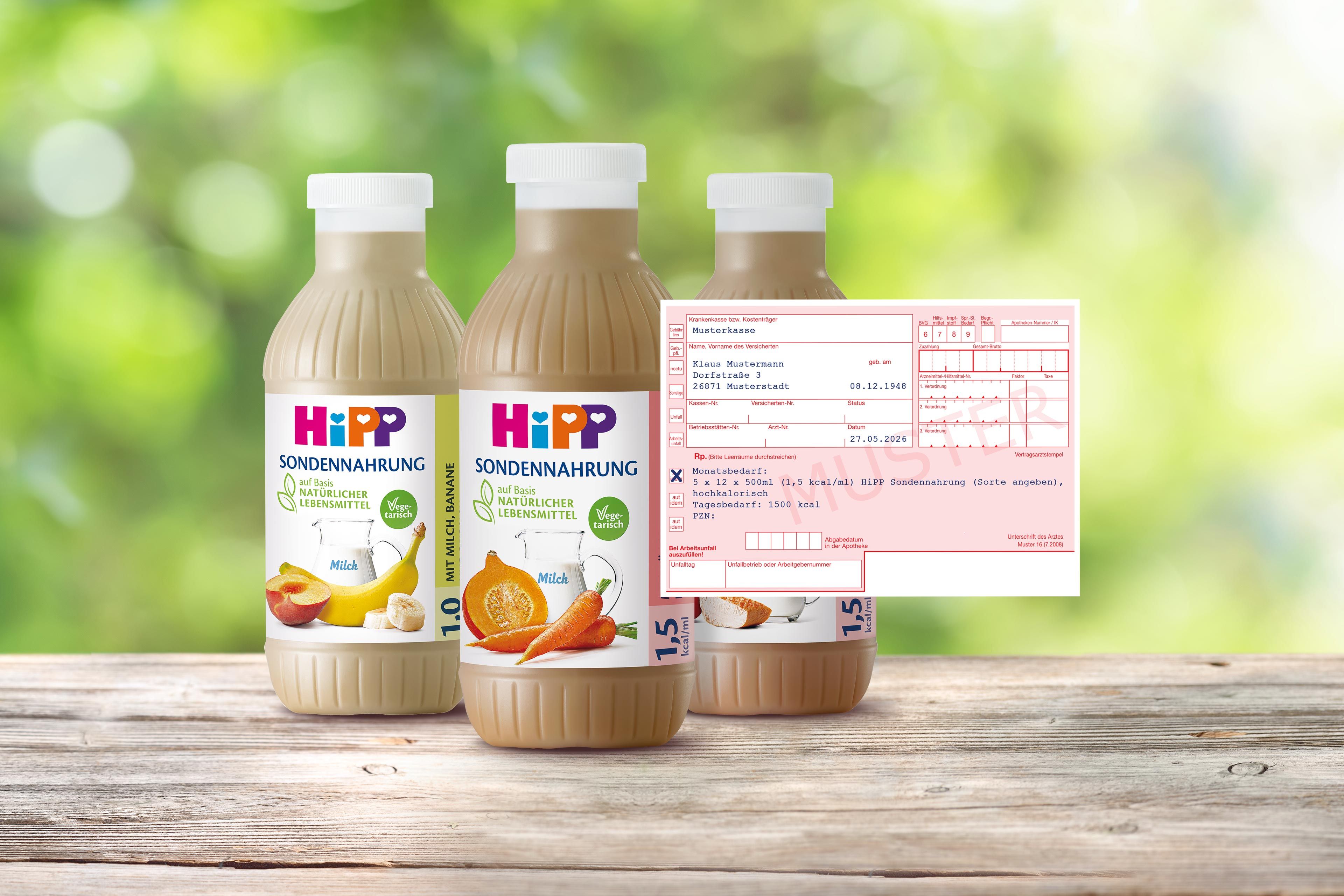 Ein rosafarbenes Rezeptmuster, daneben drei Flaschen mit HiPP Sondennahrung.