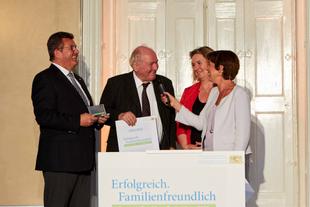 Familienministerin Schreyer und Wirtschaftsminister Pschierer überreichen Prof. Dr. Claus Hipp in Schloss Nymphenburg eine Auszeichnung.