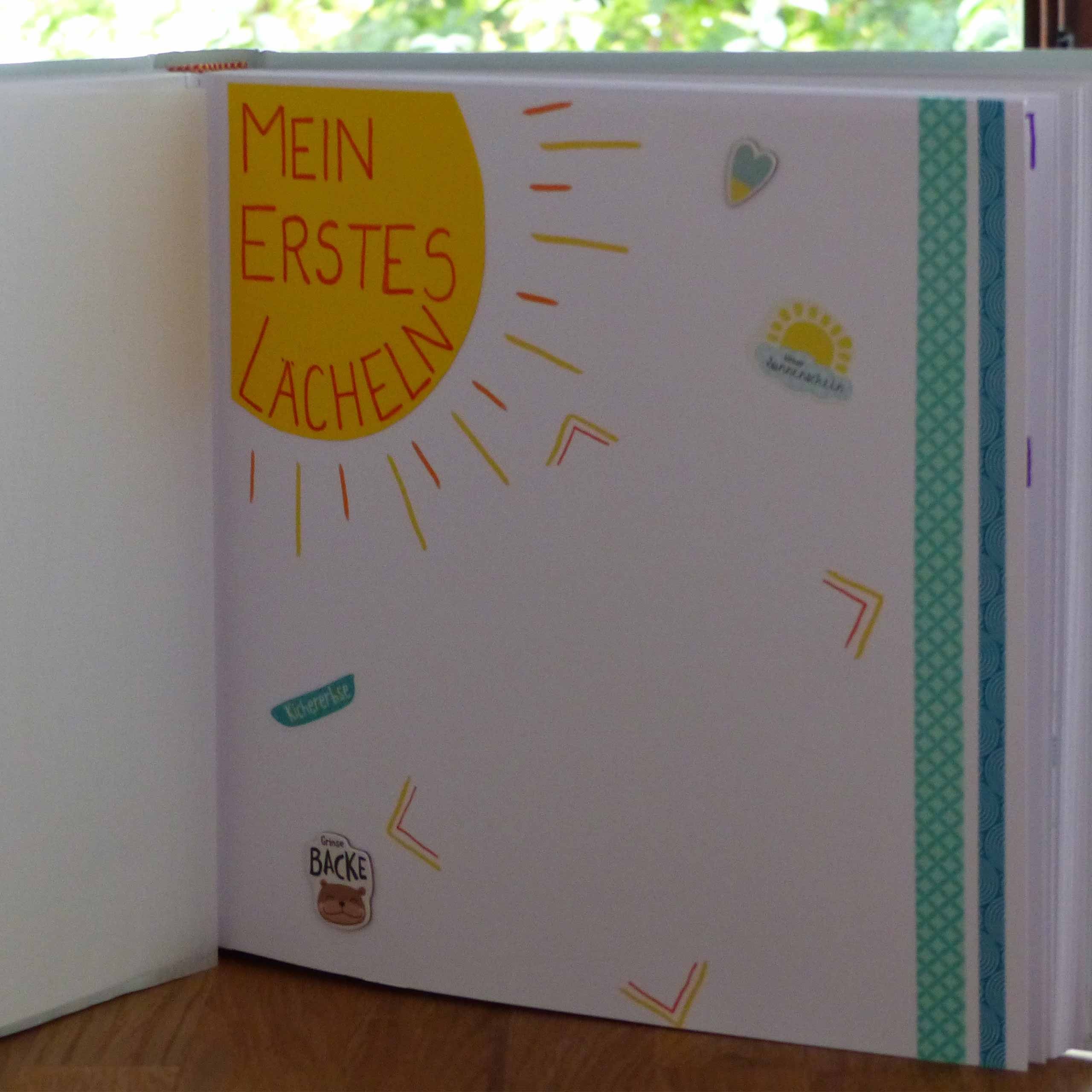 Ein Buch mit dem Titel "Mein Erstes Lacheln" auf dem Einband, begleitet von einer Sonnenillustration und verschiedenen dekorativen Elementen.